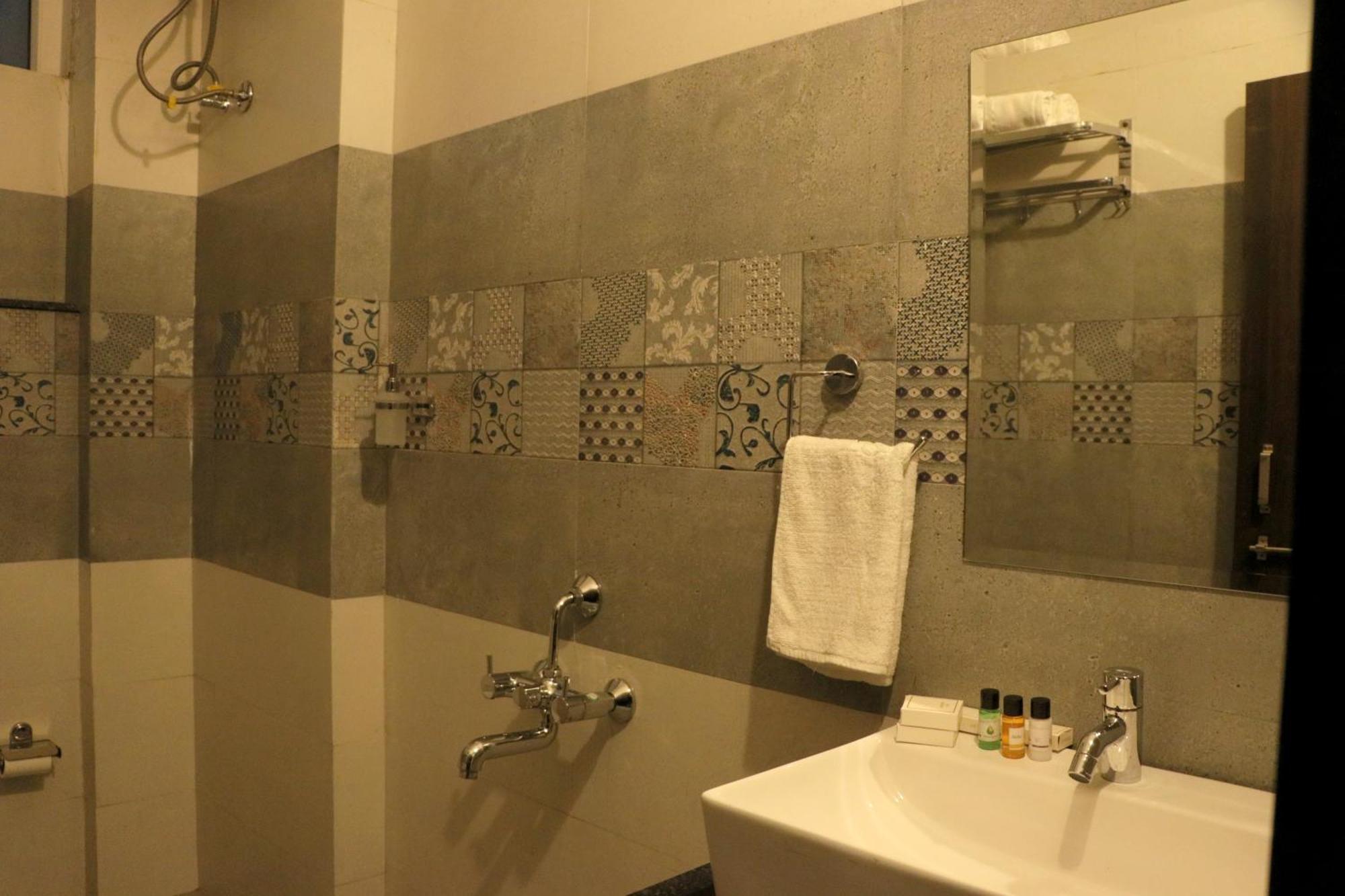 Tripli Udaipur Hotel Ngoại thất bức ảnh